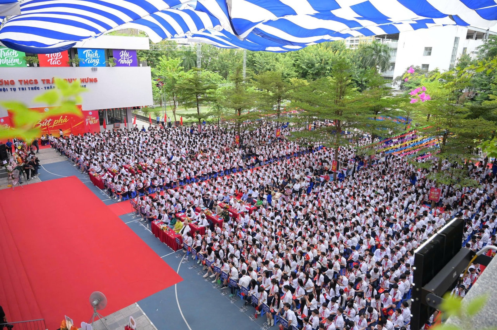 ảnh Học sinh nhà trường hân hoan chào đón năm học mới