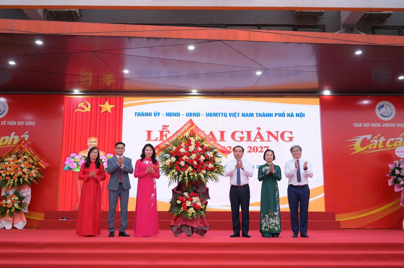 ảnh lãnh đạo tp Hà Nội tặng hoa cho nhà trường