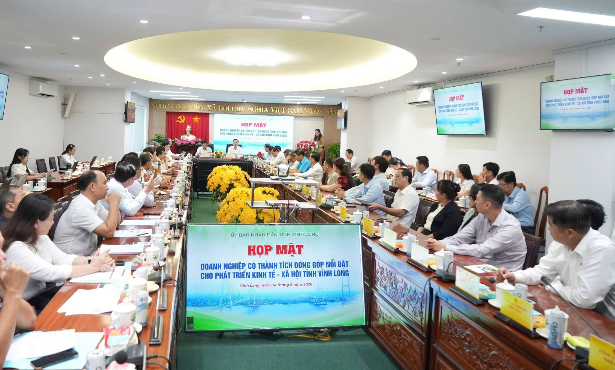 Họp mặt doanh nghiệp có thành tích đóng góp nổi bật cho phát triển kinh tế - xã hội của tỉnh Vĩnh Long.