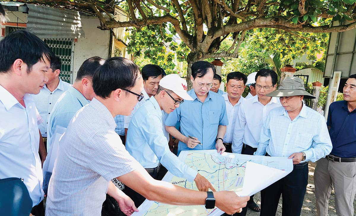 Ông Trần Trí Quang, Chủ tịch UBND tỉnh Vĩnh Long (cầm bút) khảo sát tiến độ dự án đường tránh quốc lộ 57 trên địa bàn tỉnh