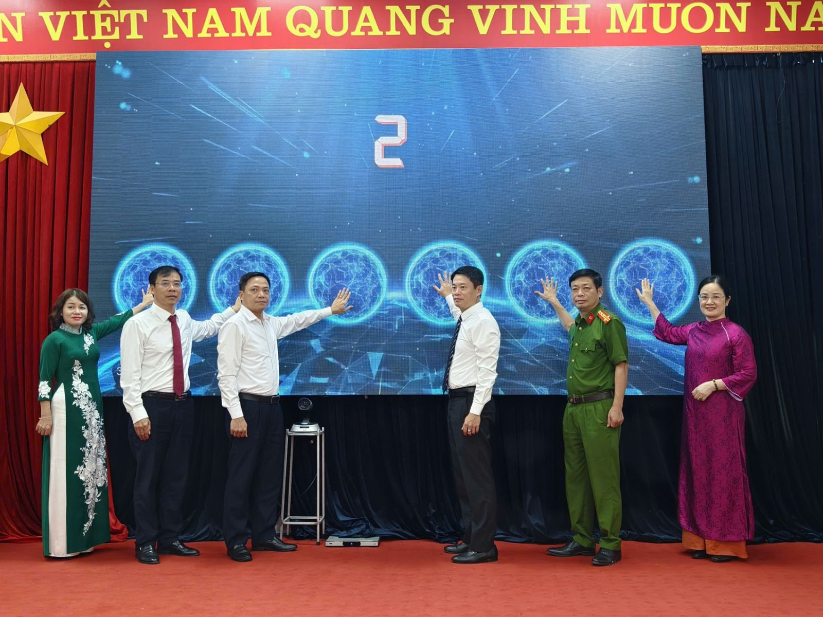 lãnh đạo các sở, ban, ngành bấm nút phát động Cuộc thi. Ảnh BTC