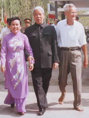 Anh hùng chân đất Trần Ngọc Hoằng (trái) đưa TBT Đỗ Mười thăm Nông trường Sông Hậu năm 1996