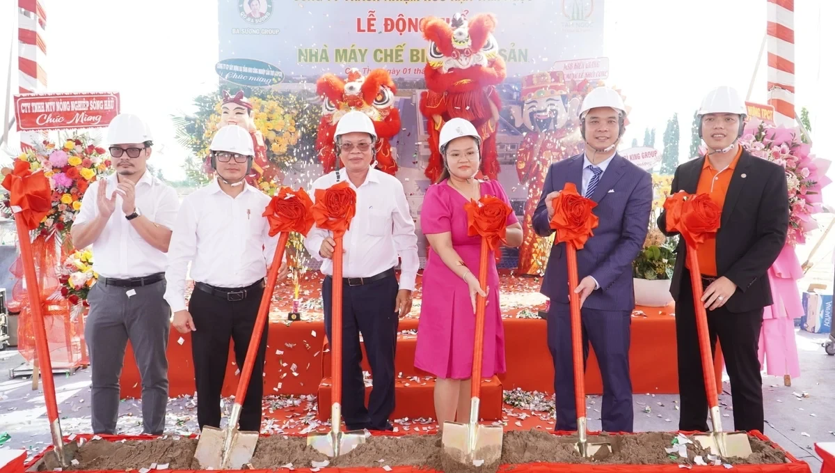 Đại biểu thực hiện nghi thức khởi công Dự án Nhà máy chế biến nông sản Tam Ngọc tại Cần Thơ ngày 1.8.2026