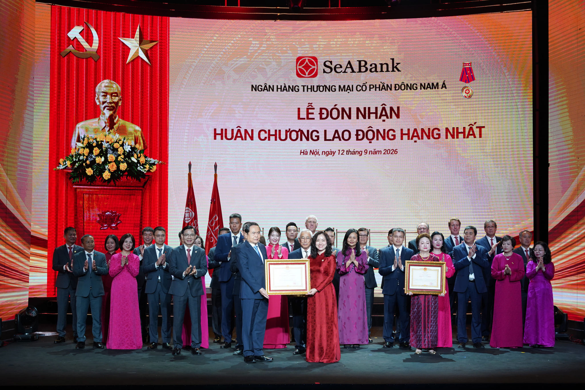 Ảnh 1. Bà Lê Thu Thuỷ - Phó Chủ tịch HĐQT SeABank đại diên Ngân hàng đón nhận Huân chương lao động hạng Nhất