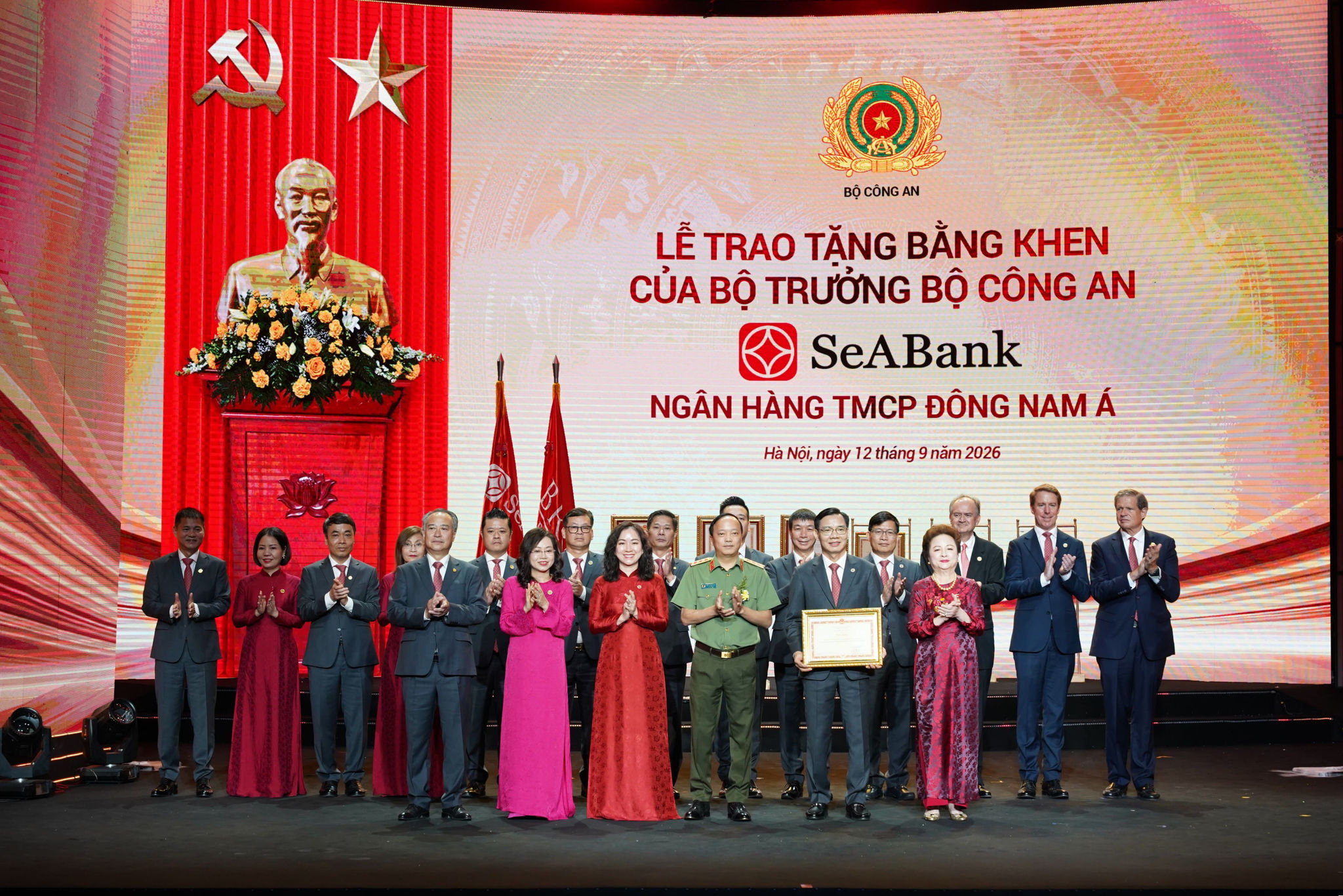 Ảnh 3. Ban lãnh SeABank đón nhận Bằng khen của Bộ trưởng Bộ Công an vì đã có thành tích xuất sắc trong phong trào “Toàn dân bảo vệ an ninh Tổ quốc”