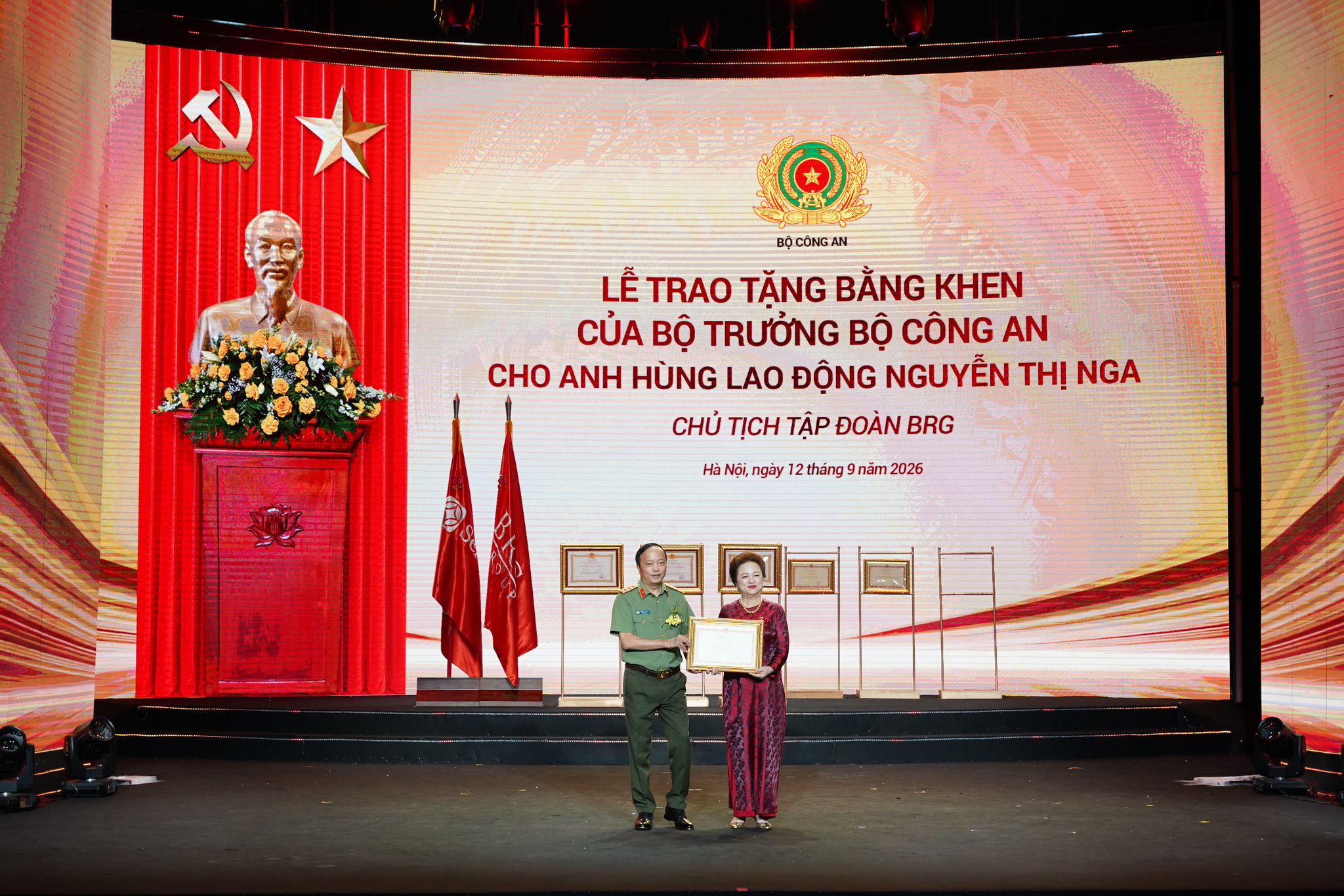 Ảnh 4. Thứ trưởng Bộ Công an, Thượng tướng Đặng Hồng Đức trao Bằng khen của Bộ trưởng Bộ Công an tặng doanh nhân Nguyễn Thị Nga
