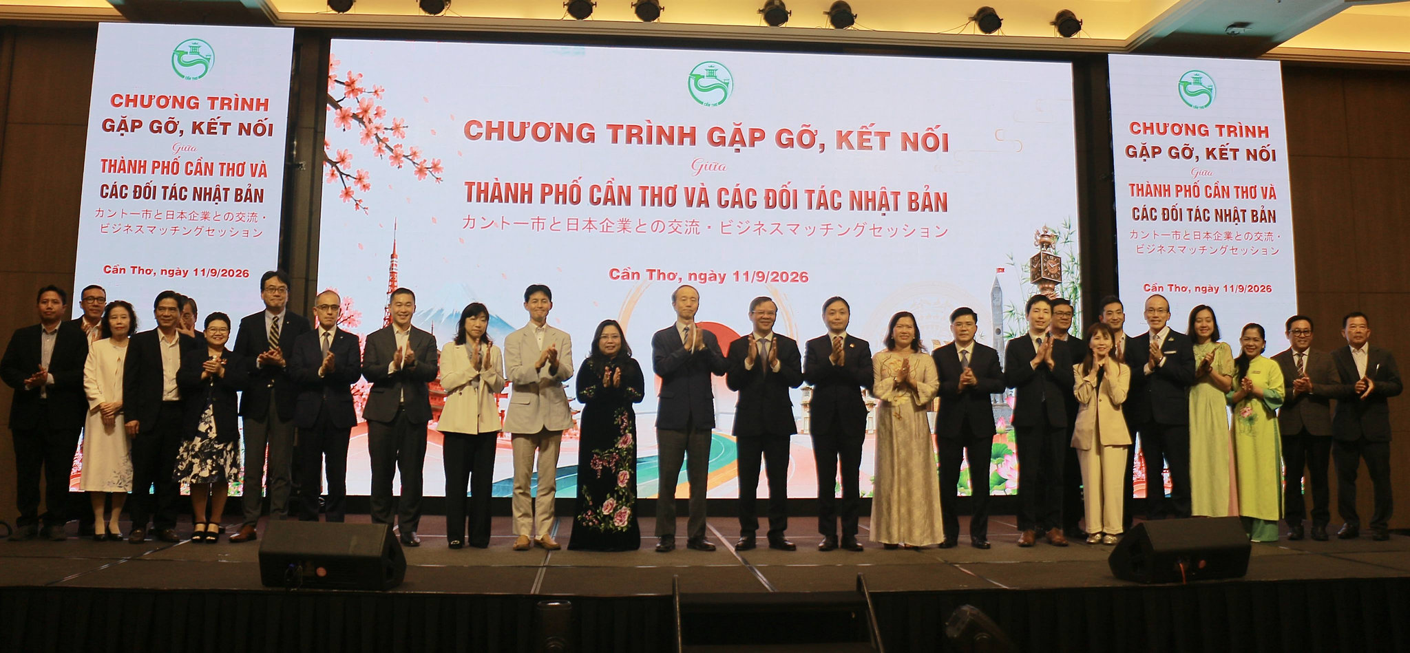 Các đại biểu chụp ảnh lưu niệm tại chương trình.