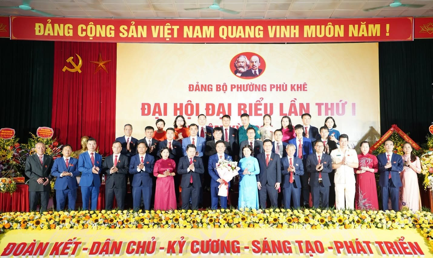 Lãnh đạo tỉnh tặng hoa chúc mừng Ban chấp hành Đảng bộ phường Phù Khê, nhiệm kỳ 2025-2030