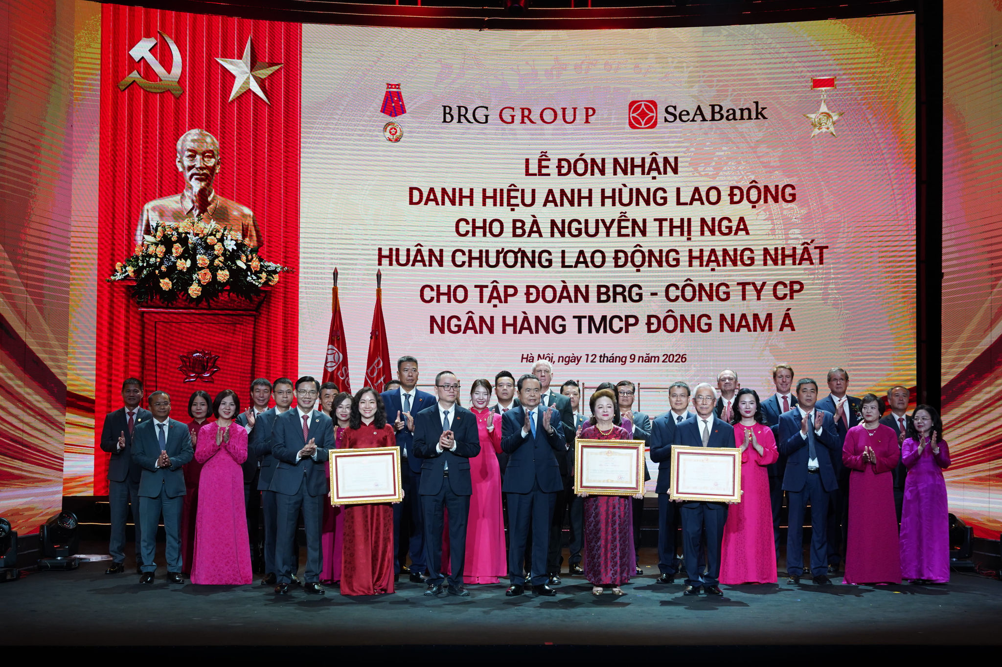 Ảnh 2. Uỷ viên Bộ Chính trị, Chủ tịch Quốc hội Trần Thanh Mẫn trao Danh hiệu Anh hùng Lao động cho doanh nhân Nguyễn Thị Nga cùng Huân chương Lao động hạng Nhất cho Tập đoàn BRG và Ngân hàng SeABank
