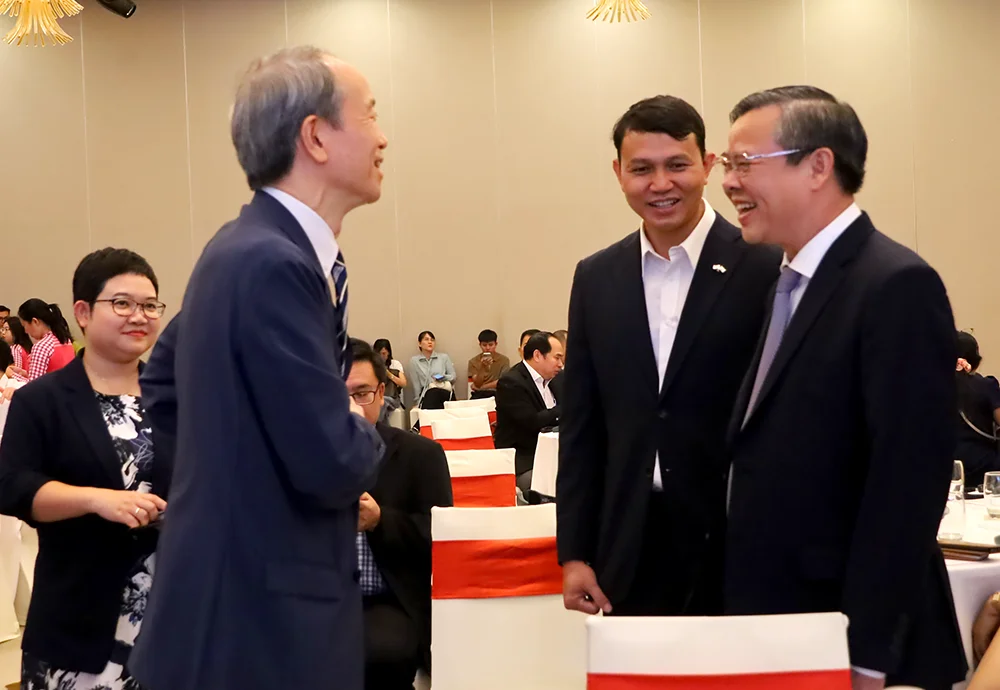 Ông Trương cảnh Tuyên (bìa phải), Phó Bí thư Thành ủy, Chủ tịch UBND TP Cần Thơ, trao đổi với ông ONO Masuo, Tổng Lãnh sự Nhật Bản tại TP Hồ Chí Minh bên lề chương trình.