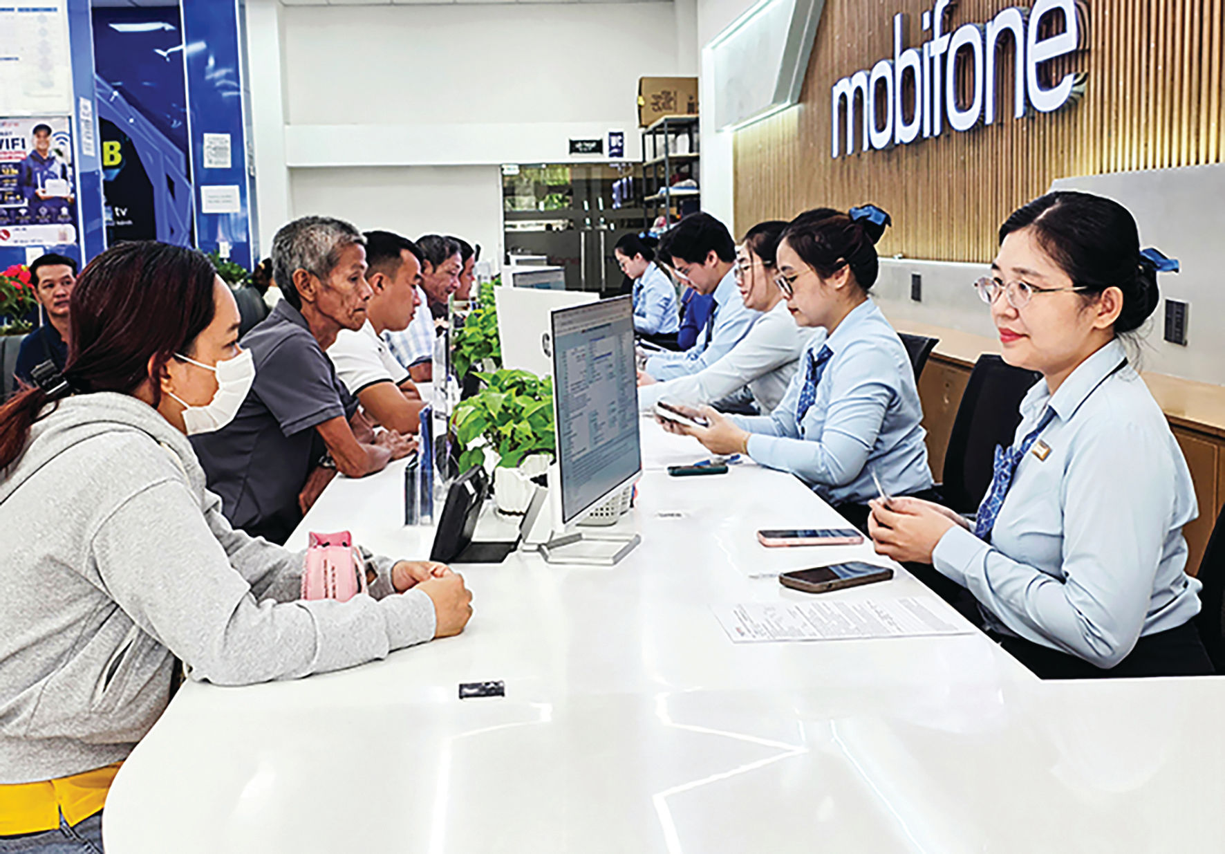 Nhân viên MobiFone Cần Thơ cung ứng dịch vụ viễn thông, dịch vụ số cho khách hàng