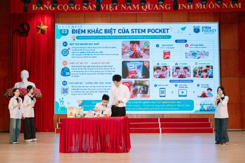 Đội thi Lab-in-Pocket xuất sắc giành Giải Nhất CNCTech KITE 2026 với bộ kit thí nghiệm STEM bỏ túi - một trong 5 dự án bước vào chung kết sau 3 tháng tuyển chọn - Ảnh: CNCTech
