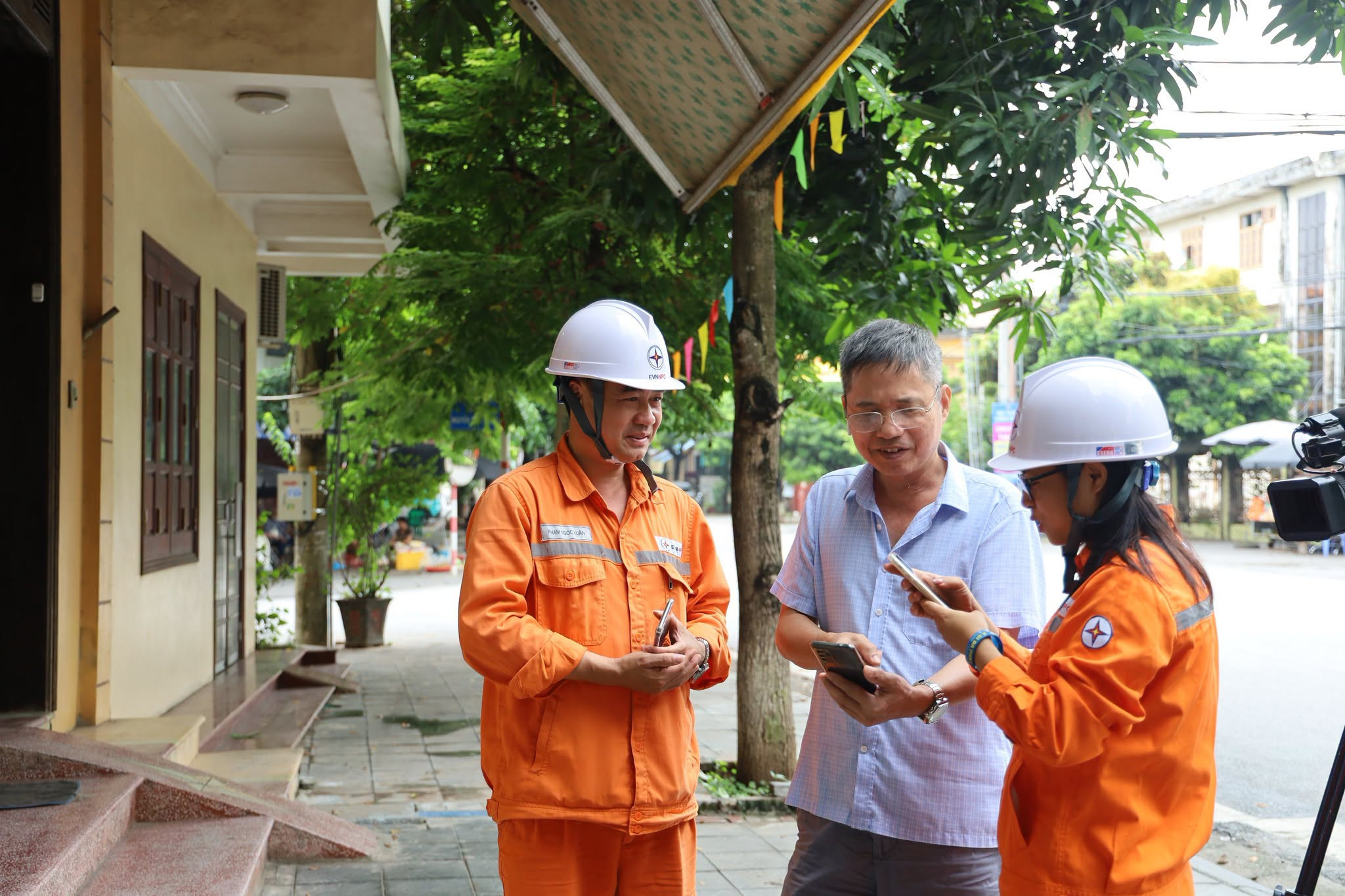 Nhân viên Điện lực Phố Hiến, CTĐL Hưng Yên hướng dẫn khách hàng các tiện ích của App EVN CSKH