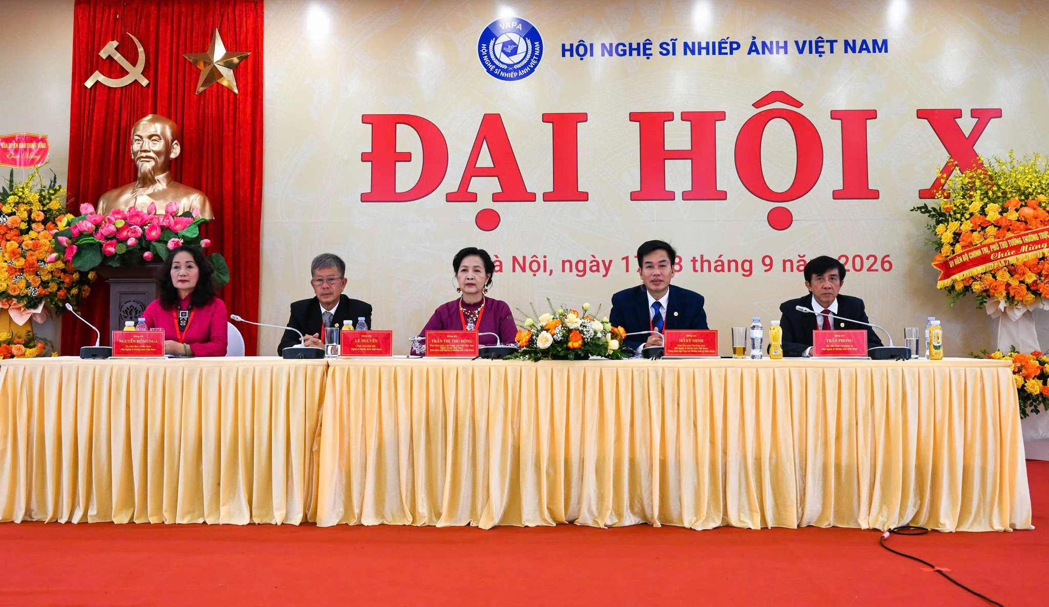 1chủ tọa đại hội (2)