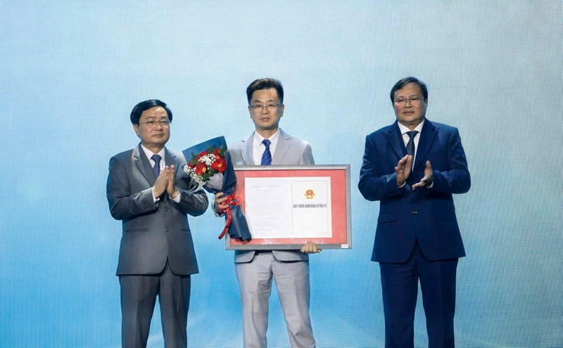 Đại diện Leachan Vietnam nhận Giấy chứng nhận đăng ký đầu tư tại Hội nghị Xúc tiến đầu tư tỉnh Tây Ninh năm 2026_edited
