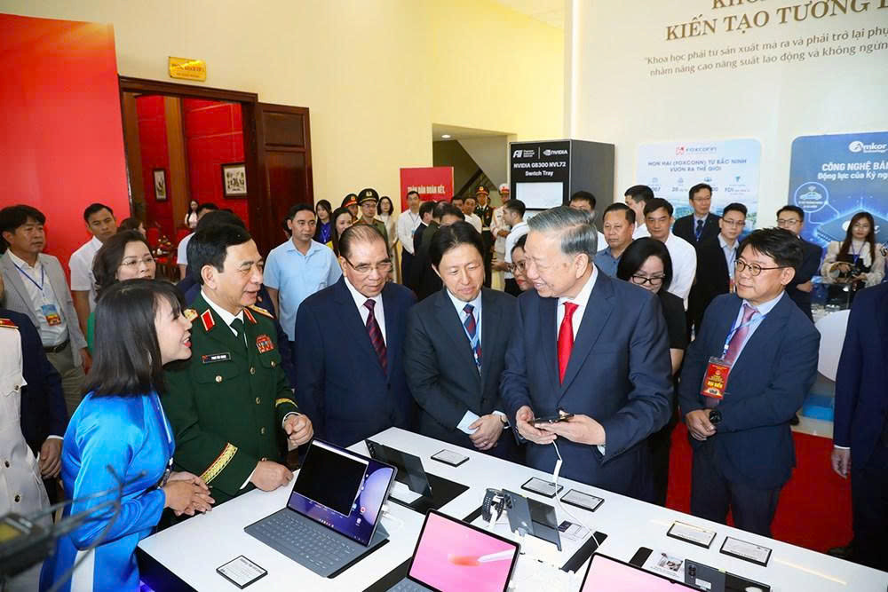 Tổng Bí thư, Chủ tịch nước Tô Lâm, nguyên Tổng Bí thư Nông Đức Mạnh, cùng các đại biểu tham quan không gian trưng bày, giới thiệu các sản phẩm công nghệ tiêu biểu (ảnh Vũ Phường)