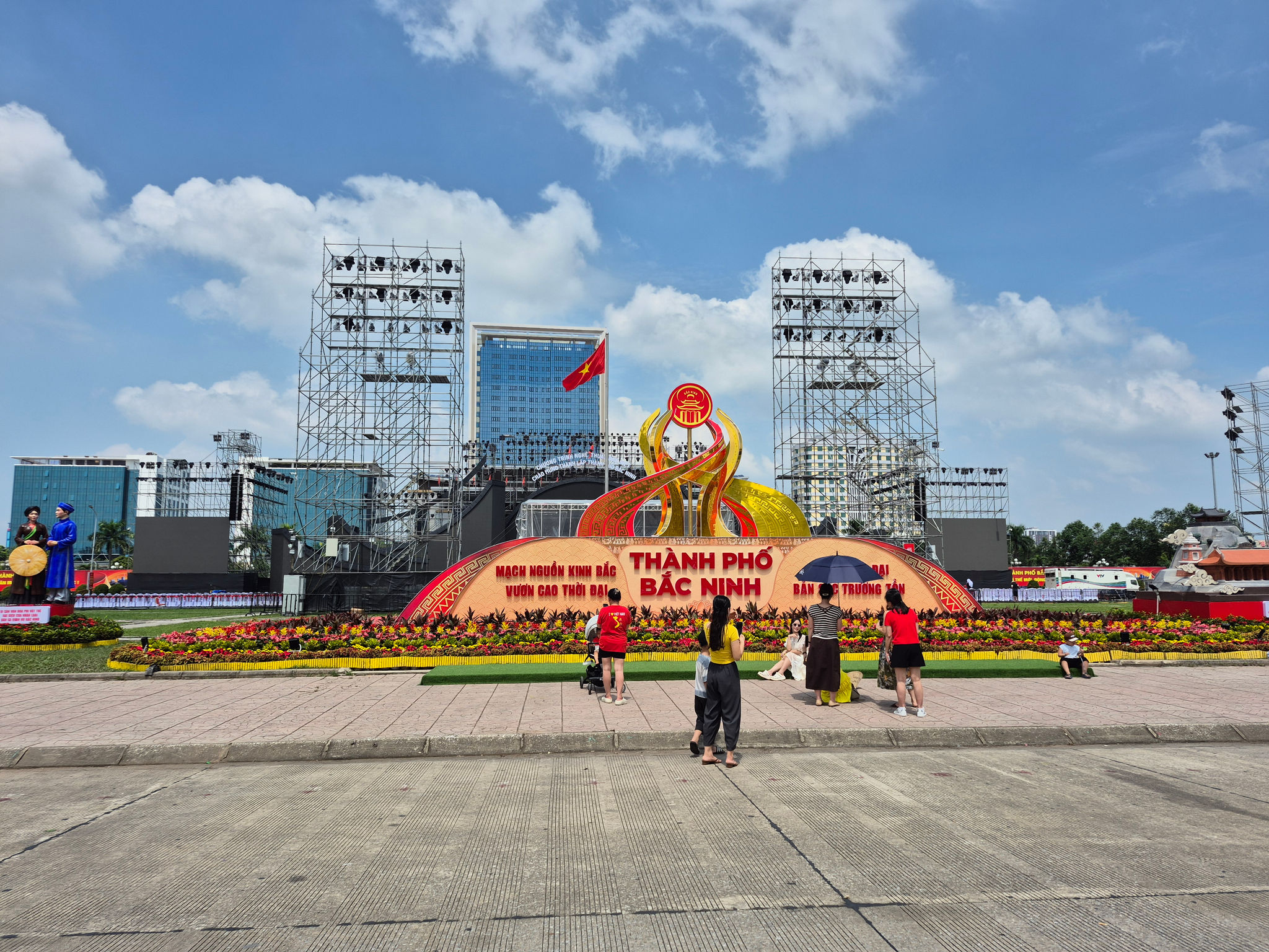 Quảng trường 3/2,phường Bắc Giang với biểu trưng logo tỉnh Bắc Ninh (Ảnh: Vũ Phường)