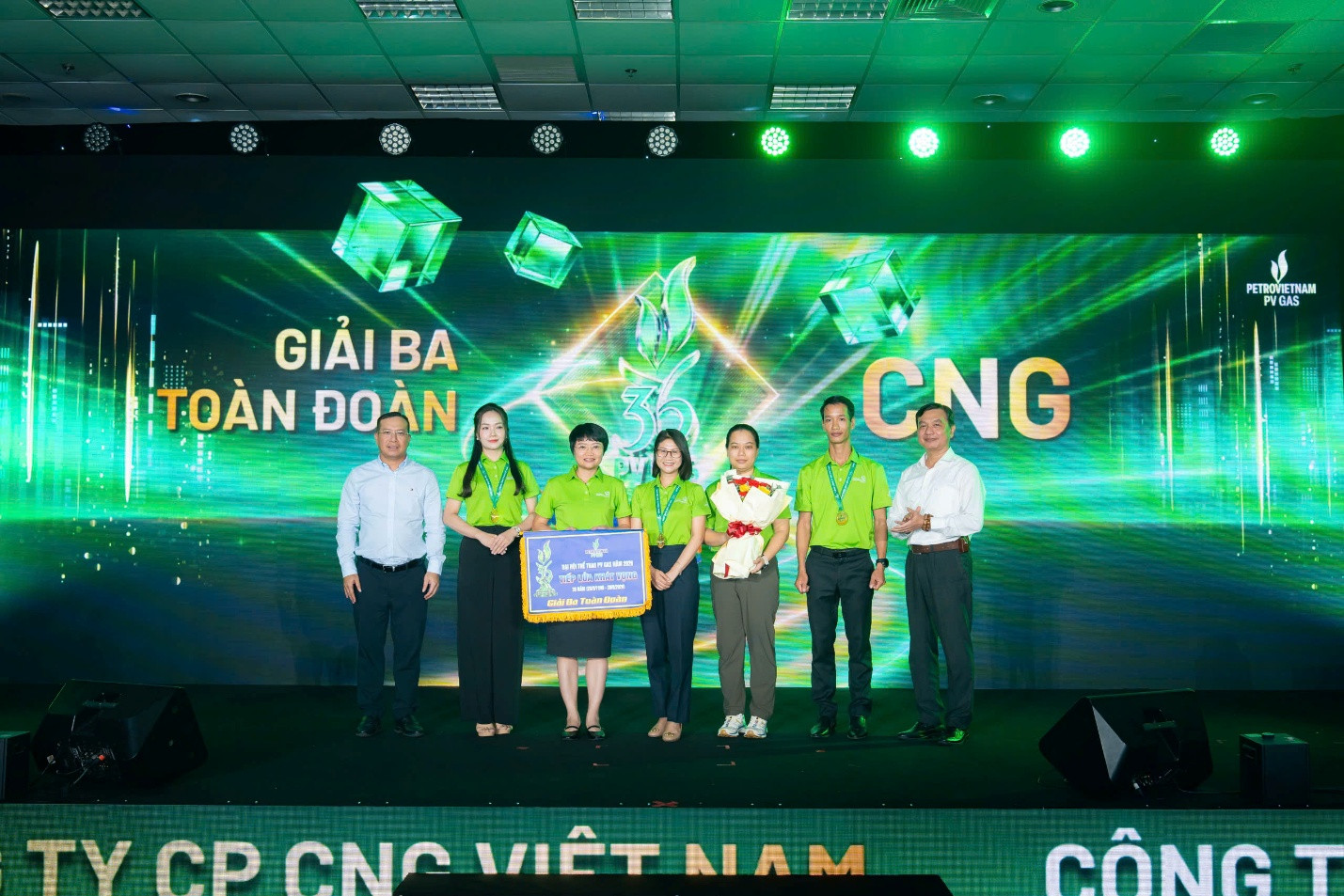 Thành viên HĐQT PV GAS Nguyễn Huy Hoàng và Phó Chủ tịch Công đoàn PV GAS Lê Phước Khôi trao giải Ba toàn đoàn cho CQĐH Tổng công ty