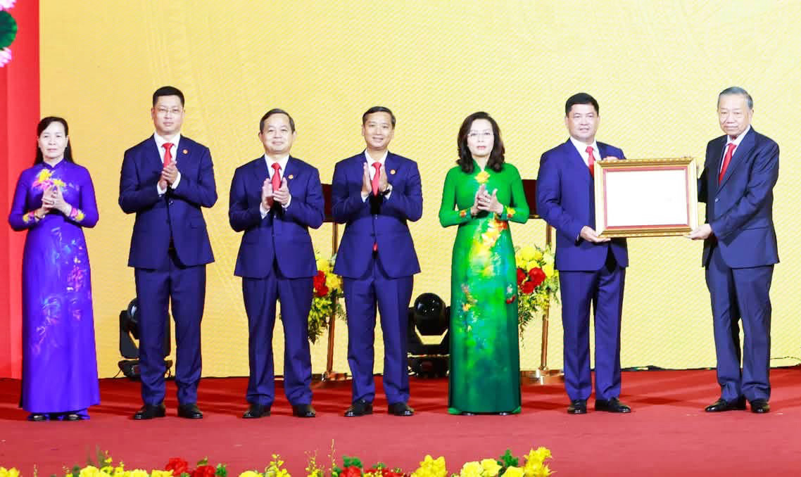 Tổng Bí thư, Chủ tịch nước Tô Lâm trao Nghị quyết của Quốc hội về thành lập thành phố Bắc Ninh cho Đảng bộ, chính quyền và Nhân dân Bắc Ninh (Ảnh: Vũ Phường)