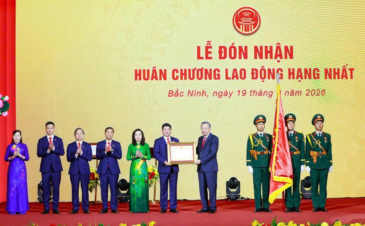 Tổng Bí thư, Chủ tịch nước Tô Lâm trao Huân chương Lao động hạng Nhất cho Đảng bộ, chính quyền và Nhân dân Bắc Ninh (Ảnh: Vũ Phường)