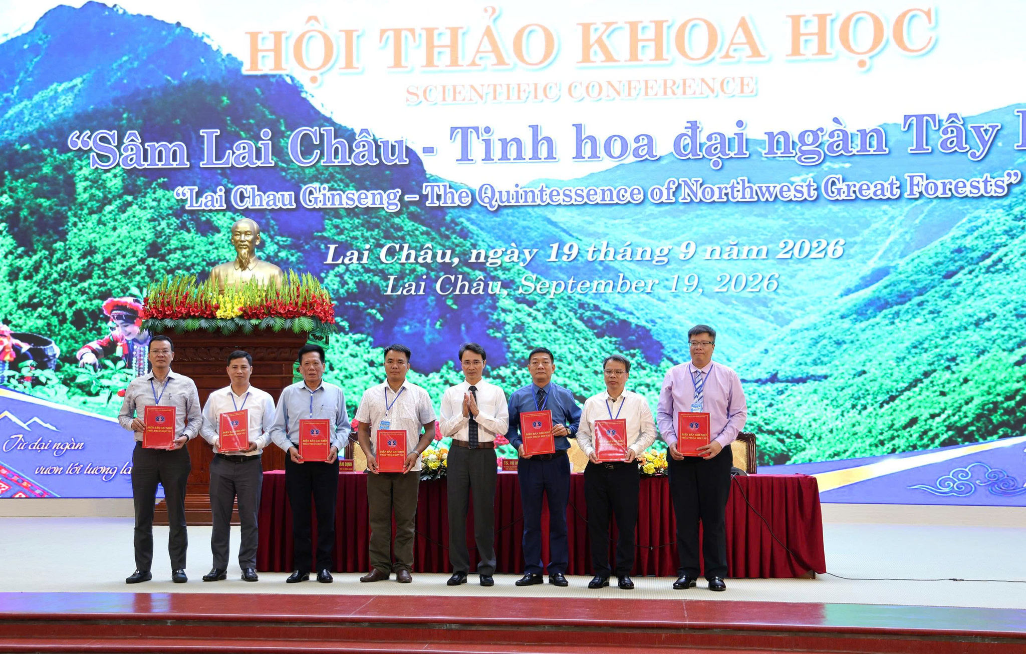 Trao chứng nhận