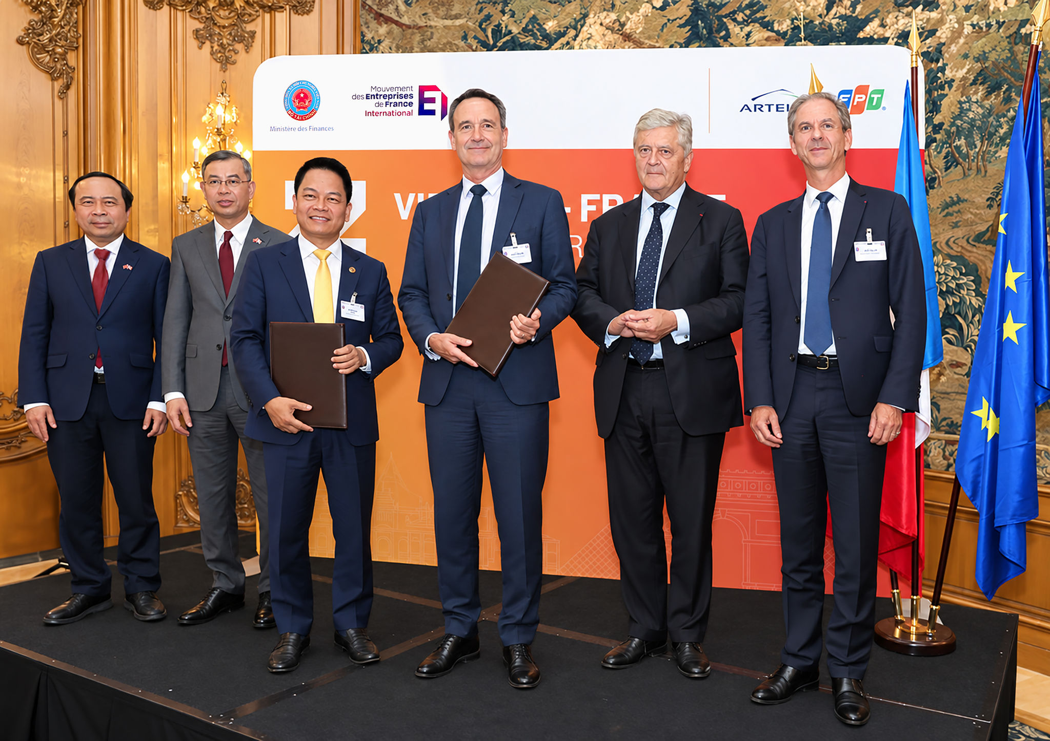 Ảnh 1_Ông Nguyễn Ngọc Nghị, Phó Tổng Giám đốc T&T Group, Chủ tịch T&T Energy Group và Ông Arnaud Lenail Chouteau, Phó Chủ tịch Cấp cao kiêm Tổng Giám đốc TotalE