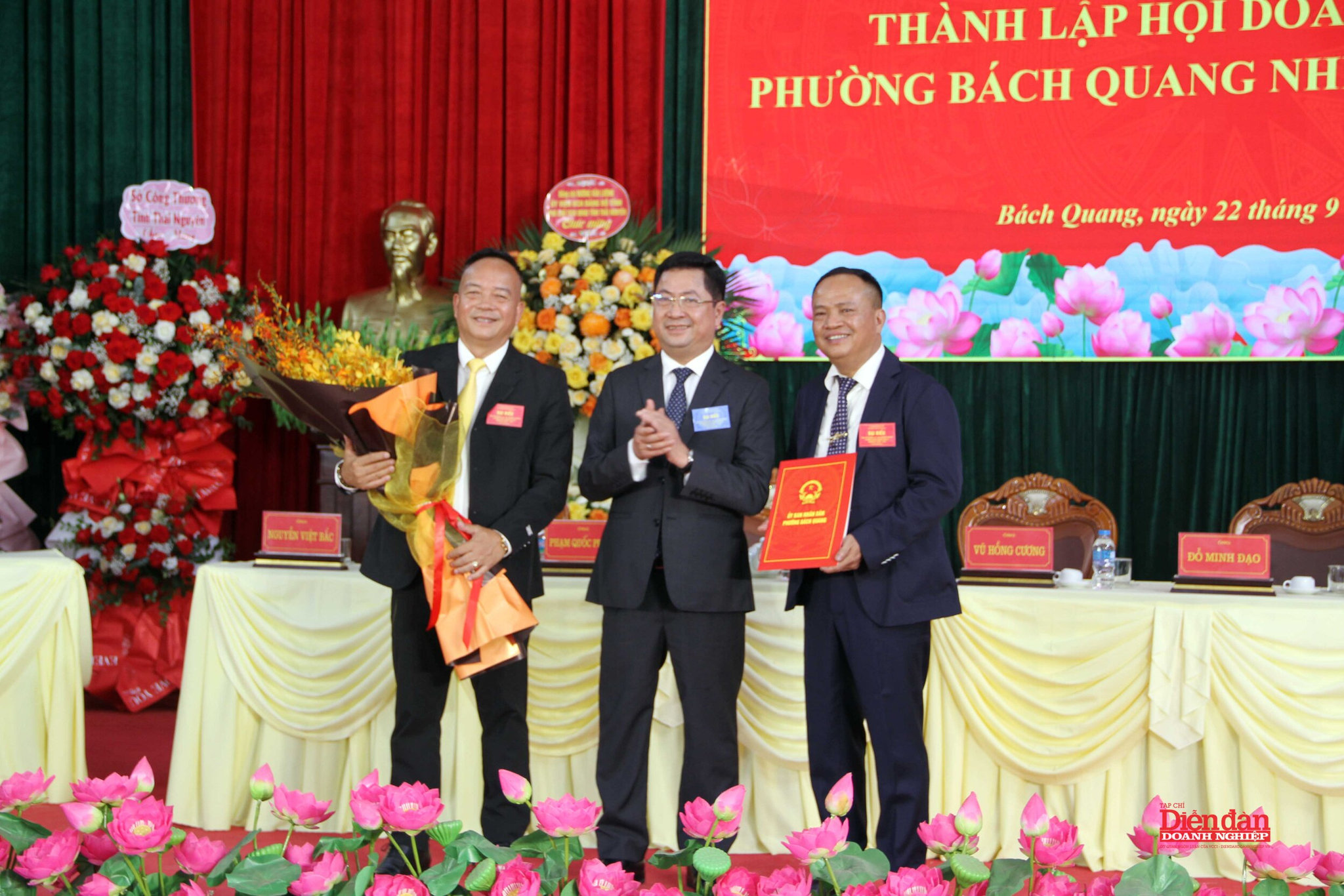 chủ tịch trao