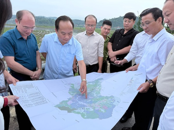 Nguyễn Minh Phú - Phó Chủ tịch UBND tỉnh kiểm tra thực địa vị trí đề xuất dự án