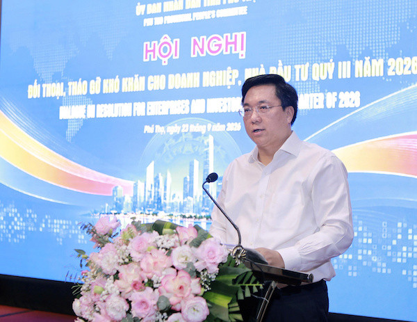 Chủ tịch UBND tỉnh Trần Duy Đông phát biểu tại hội nghị