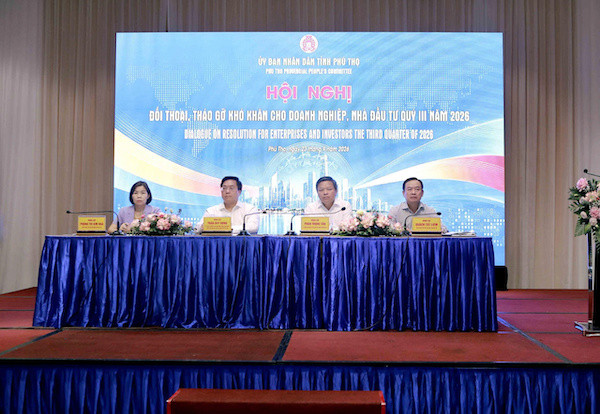 Chủ tịch UBND tỉnh Trần Duy Đông và các Phó Chủ tịch UBND tỉnh Phan Trọng Tấn, Quách Tất Liêm, Phùng Thị Kim Nga điều hành hội nghị đối thoại