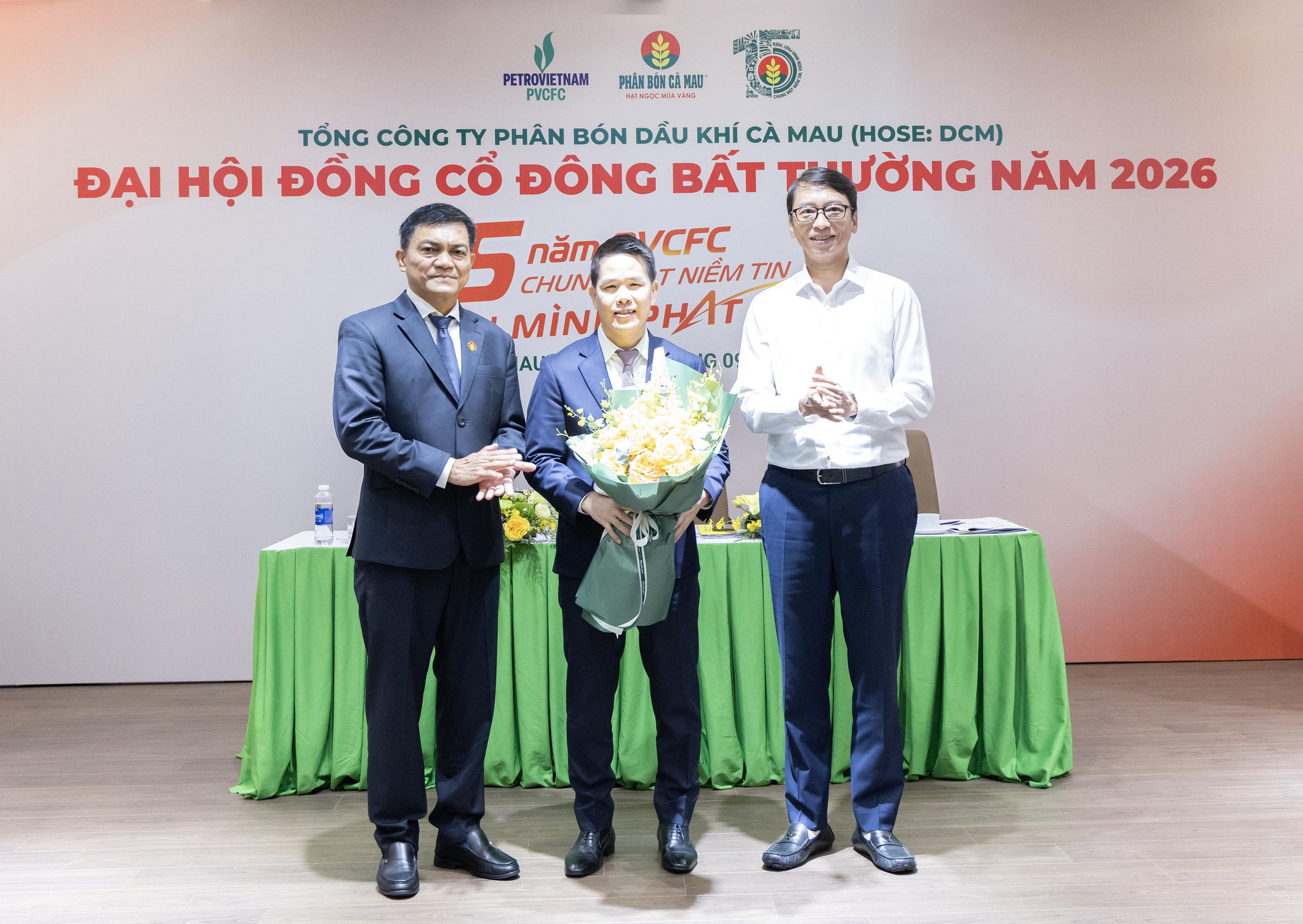 Đại diện Ban lãnh đạo PETROVIETNAM và PVCFC trao quyết định bổ nhiệm Thành viên HĐQT PVCFC cho ông Phạm Văn Phong