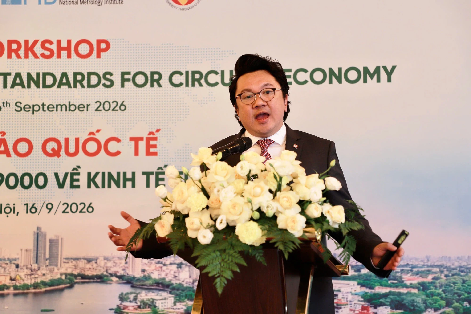 GS. Adrian TH Kuah, chuyên ngành Chiến lược và bền vững, Đại học James Cook tại Australia và Singapore