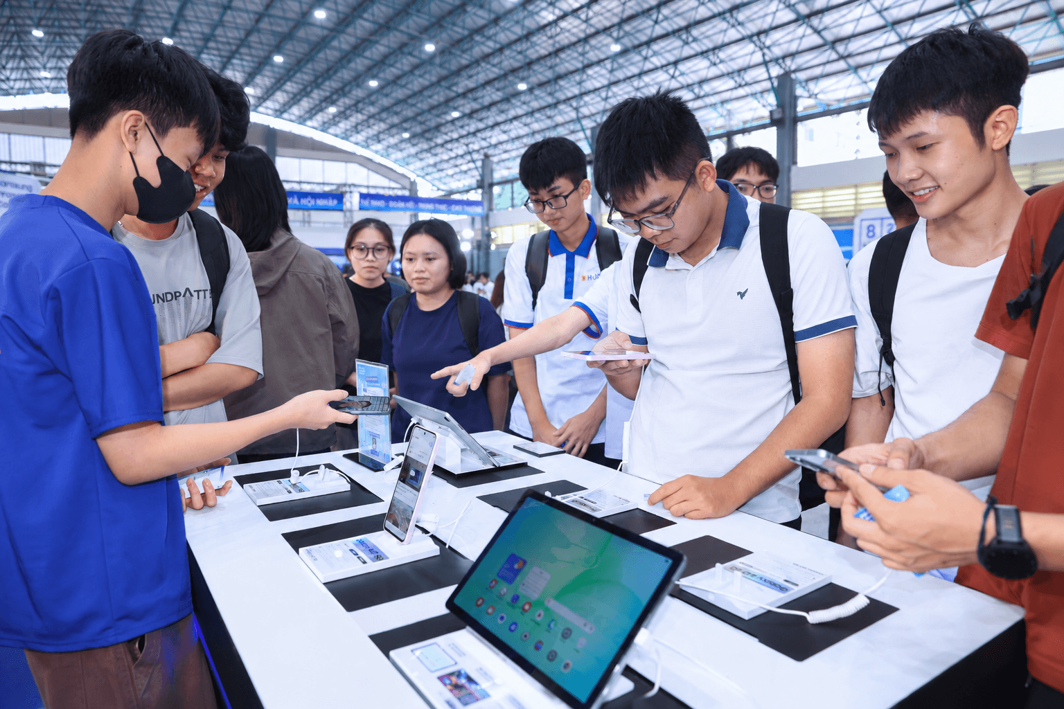 Các bạn trẻ trải nghiệm sản phẩm và tương tác tại Khu vực AI