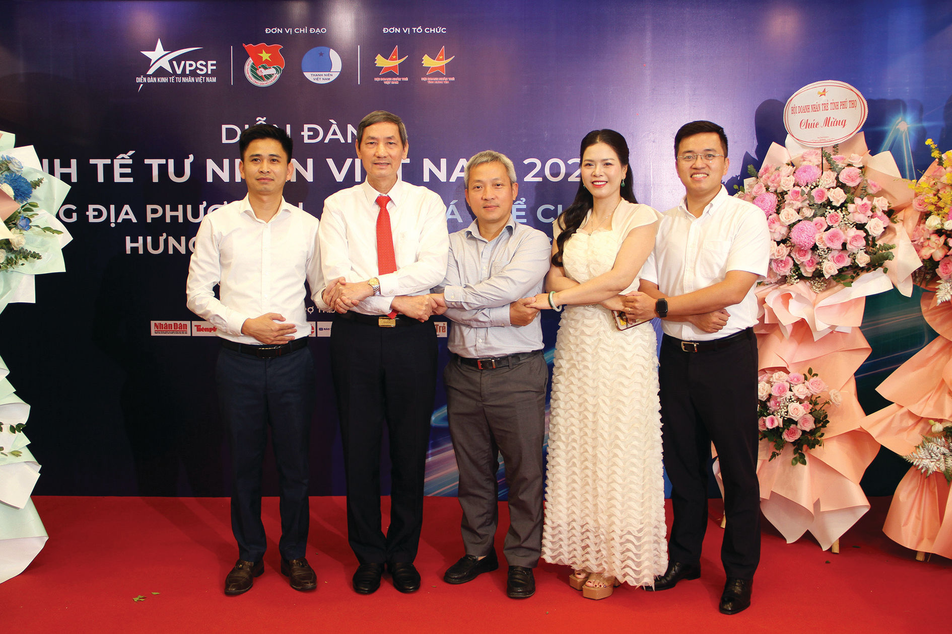 Đỗ Văn Vẻ chụp ảnh doanh nhân trẻ