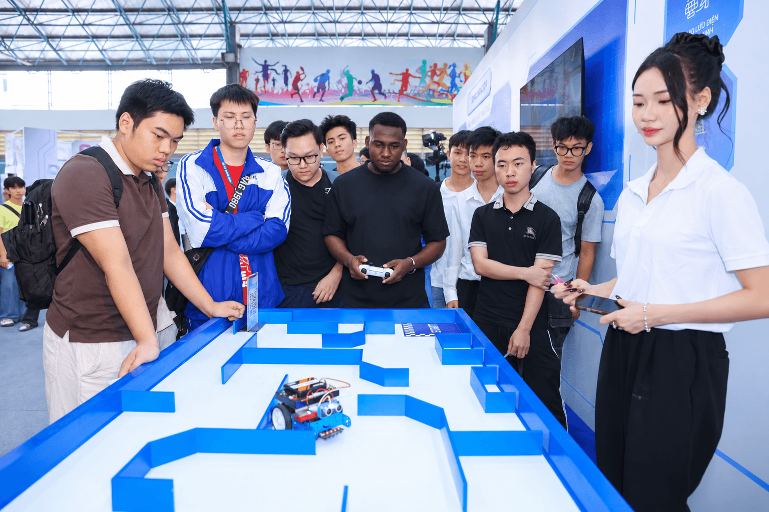 Hoạt động thử thách điều khiển Robot về đích thu hút các bạn trẻ tham gia