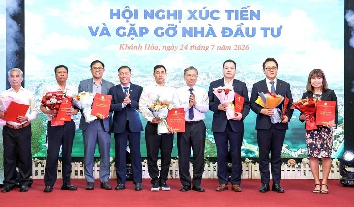 Lãnh đạo tỉnh Khánh Hòa trao quyết định chấp thuận đầu tư cho 7 dự án vào Khu kinh tế Vân Phong