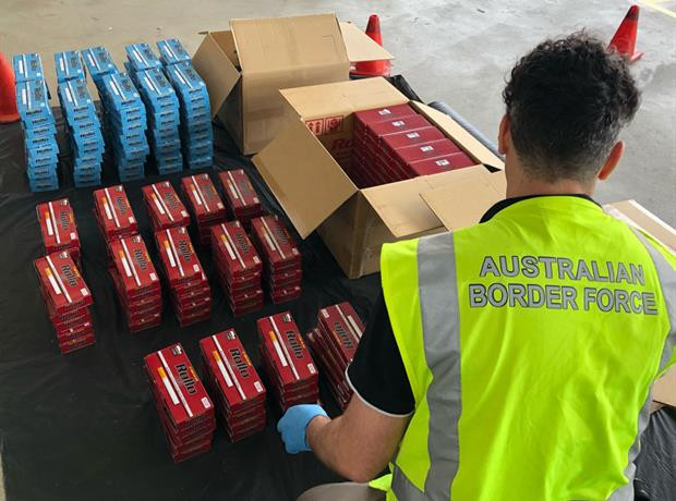 Lực lượng Biên phòng Australia kiểm đếm số thuốc lá nhập lậu