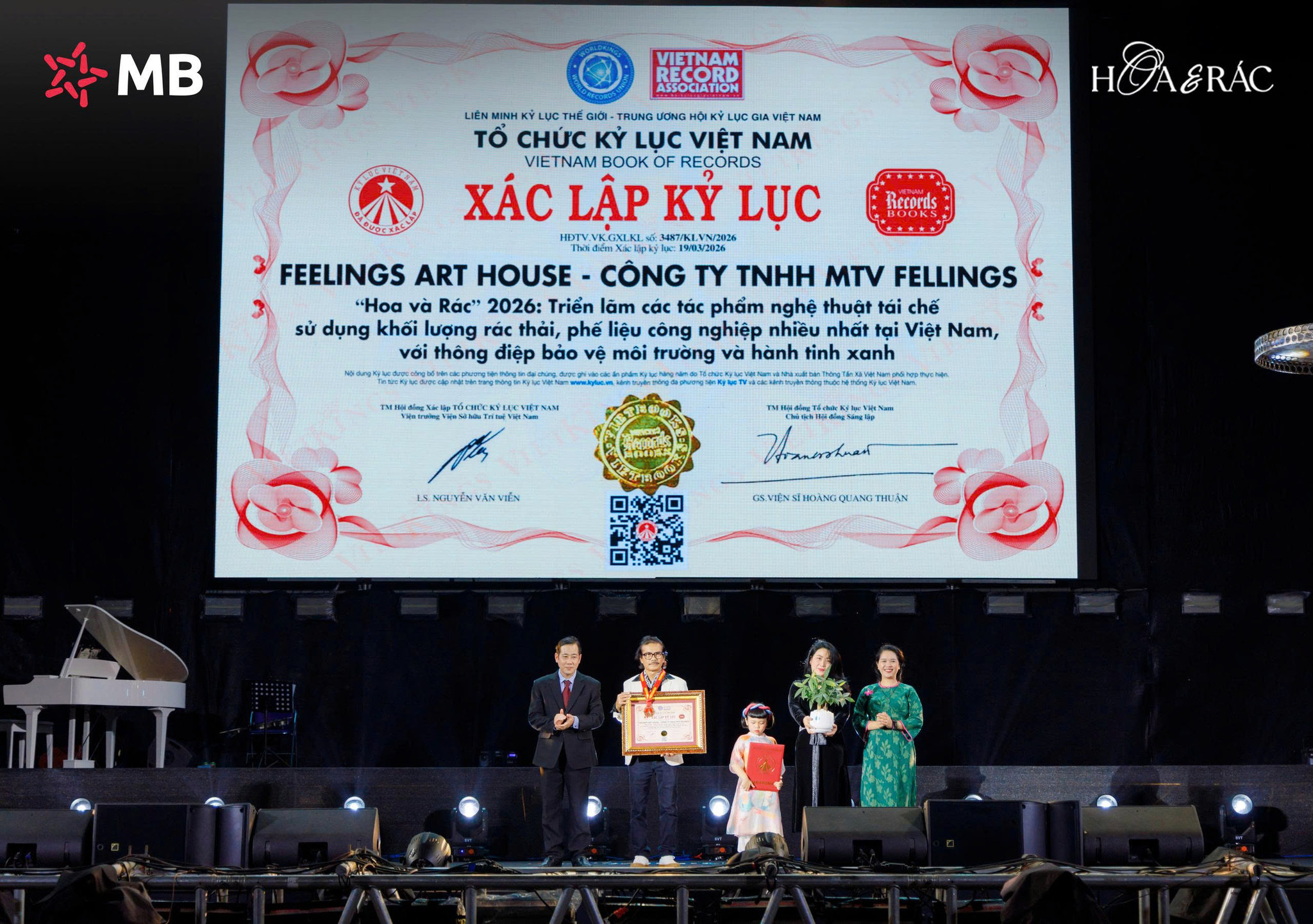 www.mbbank.com.vn-resources-files-tin-mb-mb-voi-bao-chi-_hoa-va-rac-1.jpg
