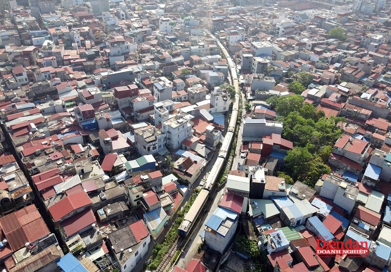 Hiện hơn 80% lượng hàng được vận chuyển bằng đường bộ, đường thủy nội địa chiếm gần 10%, trong khi đường sắt chưa đến 2%. (Ảnh Hải Ngân)