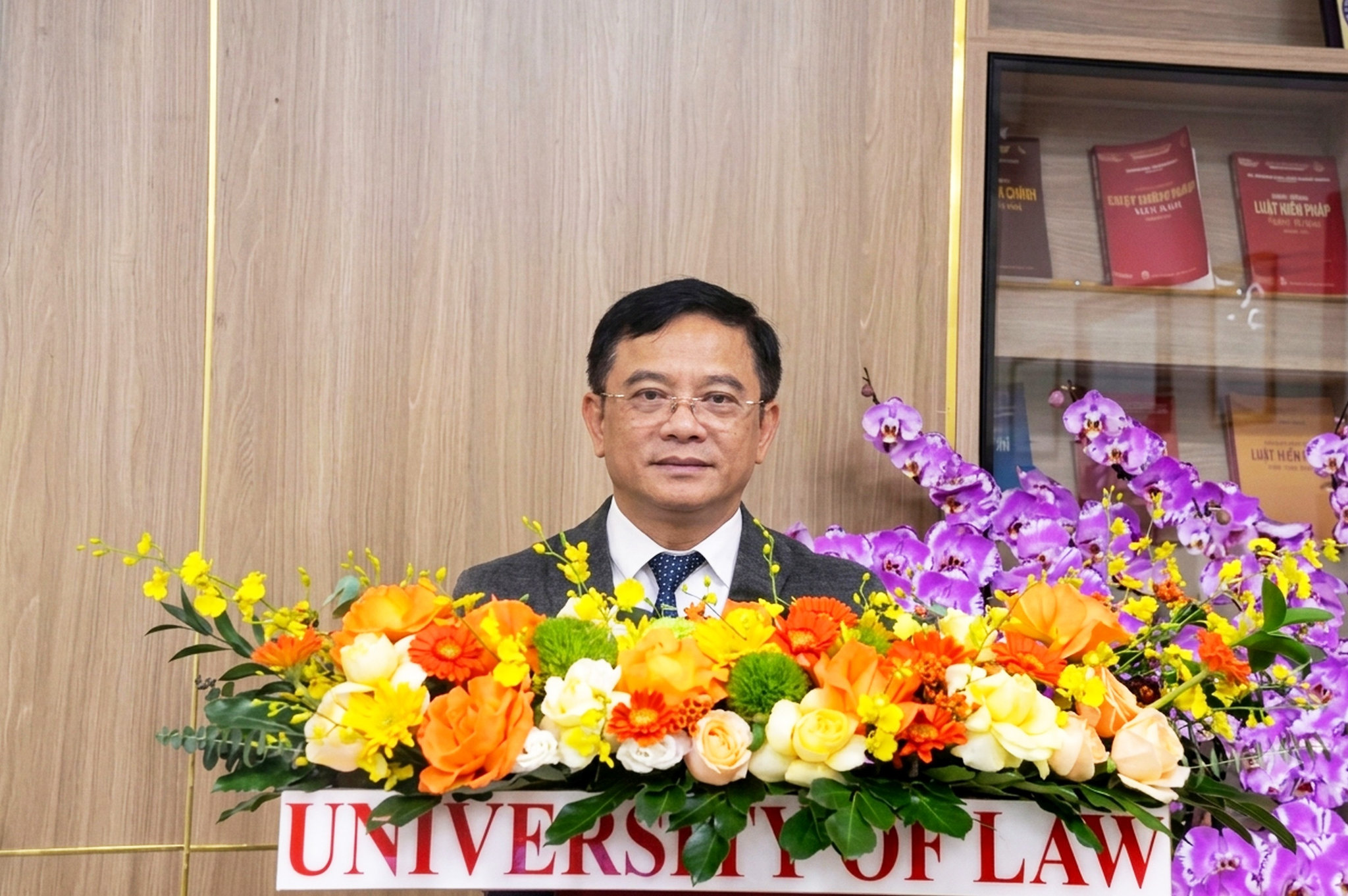 ảnh thầy Vinh hiệu trưởng 