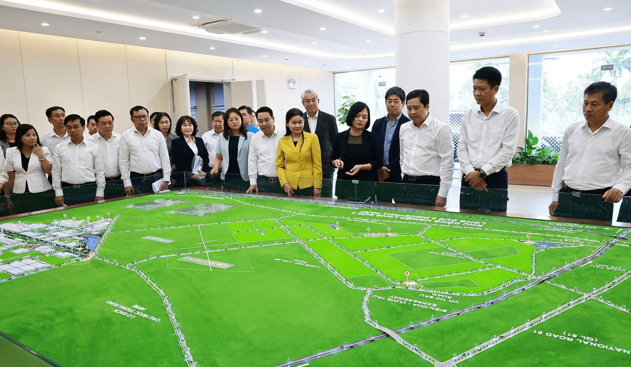 Đoàn công tác của tỉnh Lào Cai tham quan, khảo sát thực tế tại Khu công nghiệp Long Đức, xã Bình An.