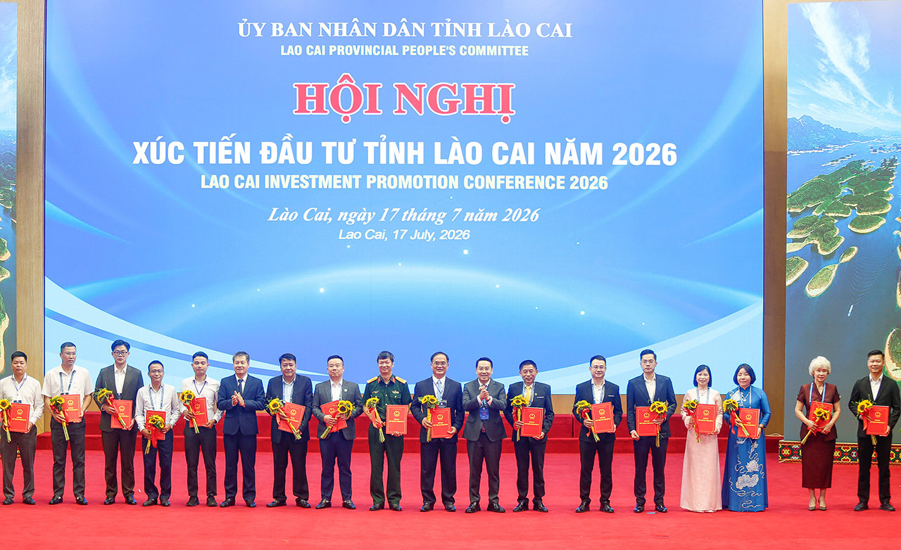 Đồng chí Nguyễn Tuấn Anh- Phó Bí thư Tỉnh ủy, Chủ tịch UBND tỉnh và đồng chí Ngô Hạnh Phúc- Phó Chủ tịch Thường trực UBND tỉnh trao quyết định chấp thuận chủ trương đầu tư và tặng hoa chúc mừng các doanh nghiệp và nhà đầu tư