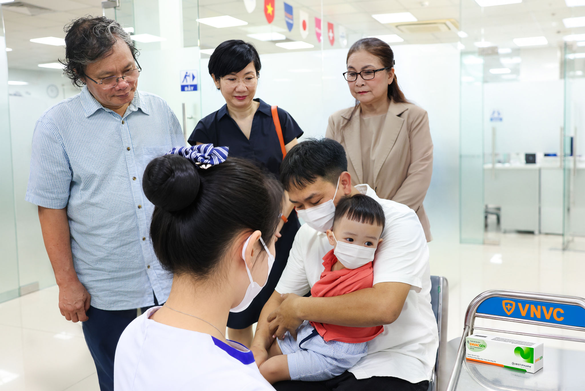 Bản sao của VNVC tiêm vắc xin tay chân miệng đầu tiên tại VN