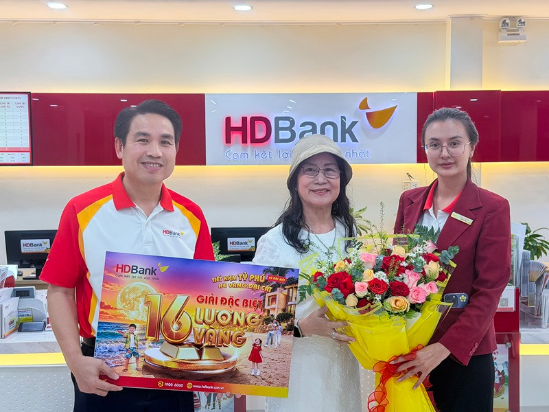 Hình 2_Khách hàng Mã Tiếp Ngân (giữa) bất ngờ khi trúng giải thưởng cao nhất của chương trình