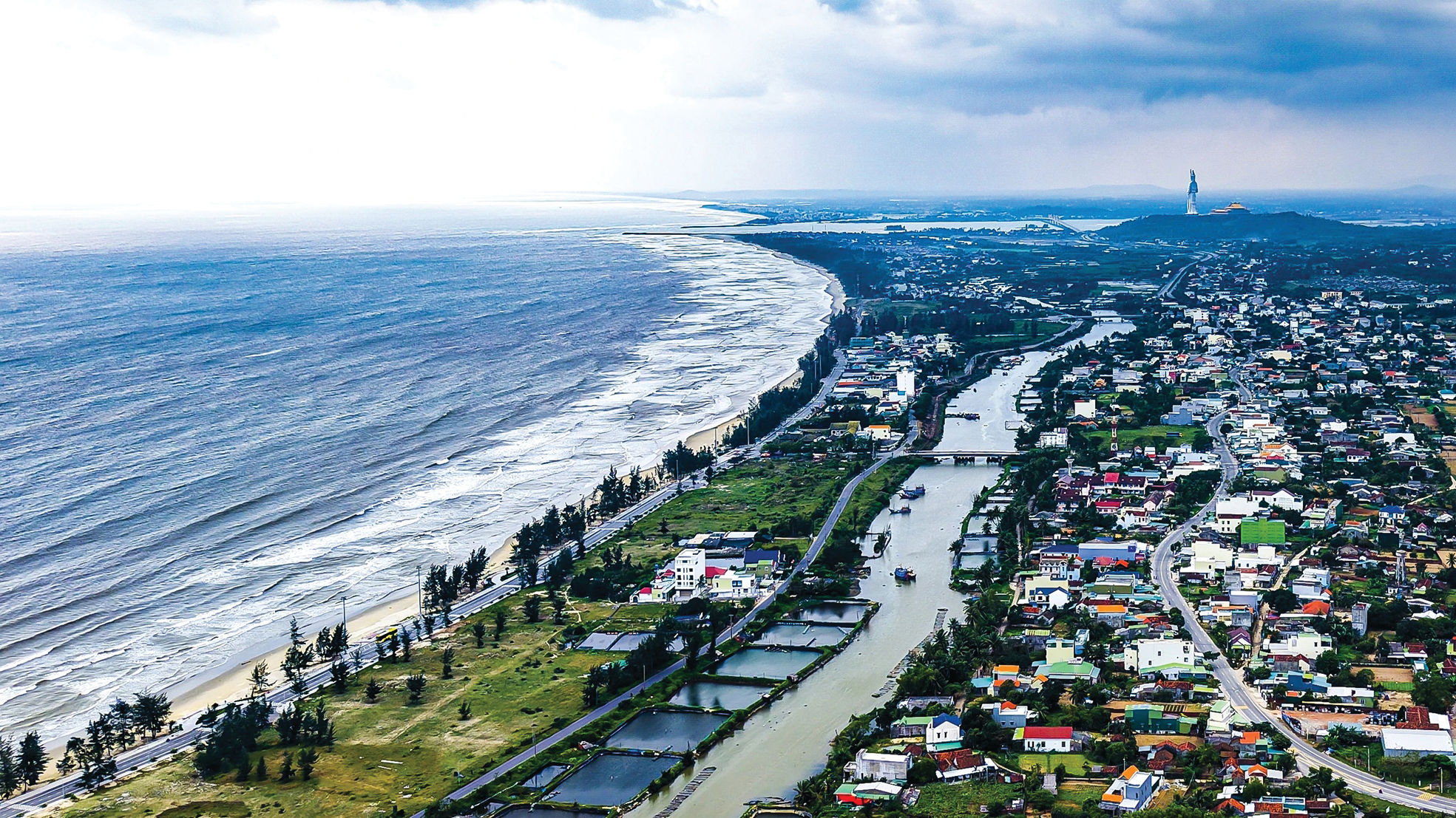 Mỹ Khê là bãi biển đẹp nhất của Quảng Ngãi, từ lâu là điểm đến quen thuộc của người dân và du khách