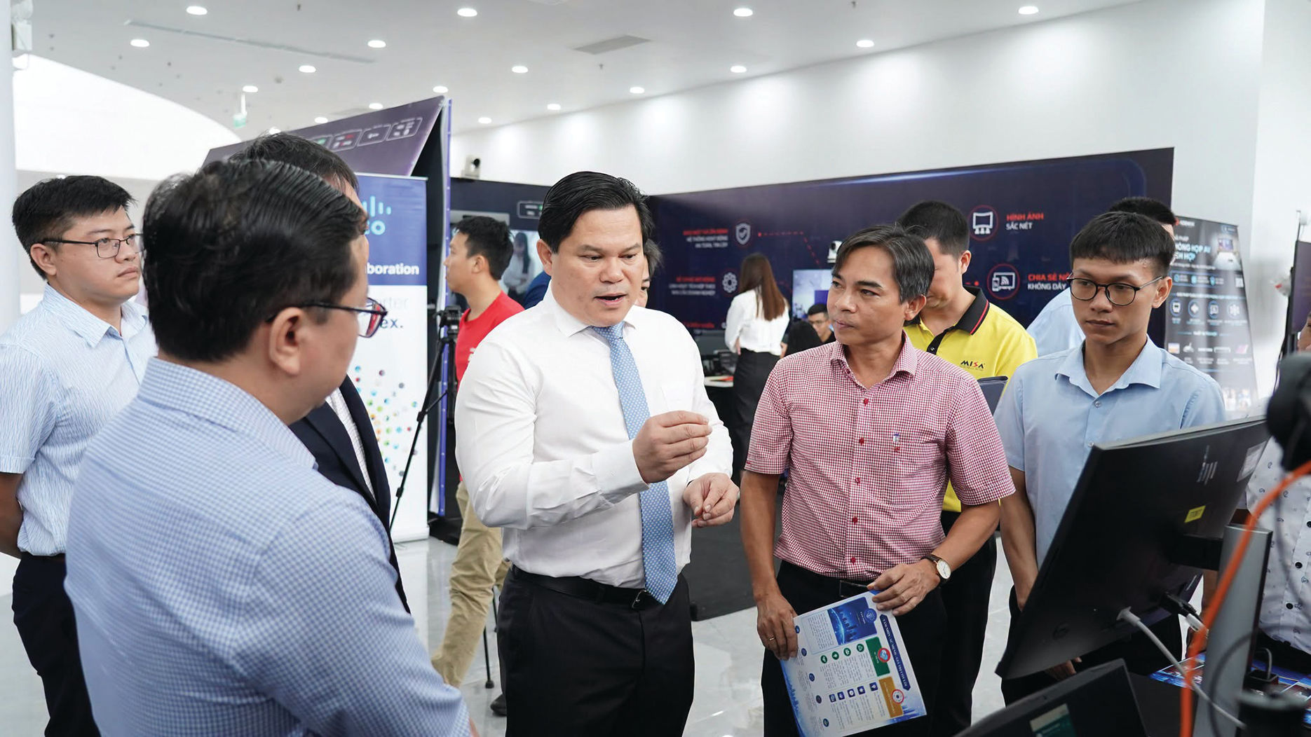 Phó Chủ tịch UBND tỉnh Quảng Ngãi Trần Phước Hiền thăm quan không gian triển lãm, trình diễn công nghệ số – điểm hẹn kết nối chuyển đổi số, đổi mới sáng tạo tỉnh Quảng Ngãi 2026