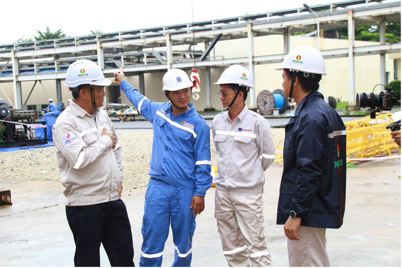 Ông Nguyễn Đắc Tuyên (áo xanh) giới thiệu các hạng mục BDTT tại nhà máy Đạm Cà Mau.