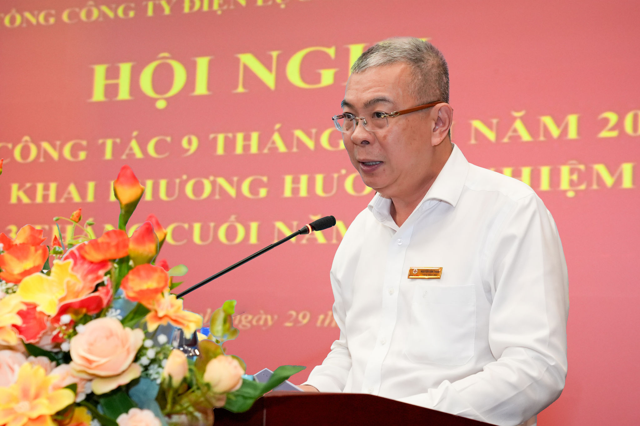 Đồng chí Nguyễn Văn Thanh, Phó Bí thư Đảng ủy, Tổng Giám đốc Tổng công ty báo cáo sơ kết công tác 9 tháng đầu năm và phương hướng, nhiệm vụ, giải pháp 3 tháng cuối năm 2026 của Đảng bộ Tổng công ty