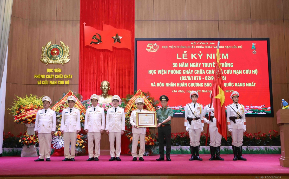 Ảnh 2 - Đồng chí Bộ trưởng Bộ Công an trao Huân chương Bảo vệ Tổ quốc hạng Nhất cho Học viện PCCC và CNCH.