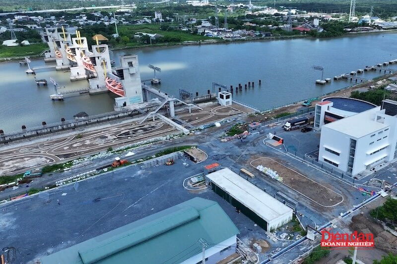 Với nguồn vốn hàng chục nghìn tỷ đồng cùng hàng loạt đề án quy mô lớn được triển khai qua nhiều giai đoạn, song, bức tranh ngập lụt tại TP HCM vẫn là bài toán đi tìm lời giải